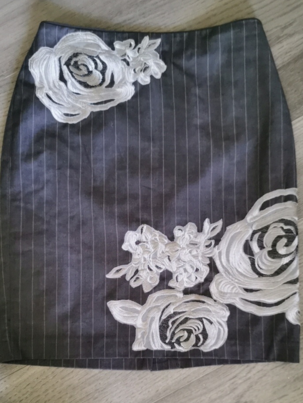 Peter Nygard Grey Y2K Pinstripe Pencil Skirt with Grey Floral Appliqué. Size 8